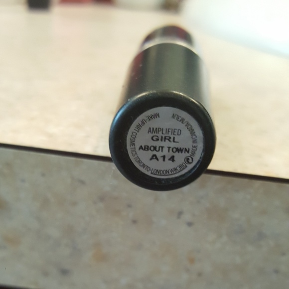 Authentic MAC lipstick Girl Around Town - Picture 3 of 3