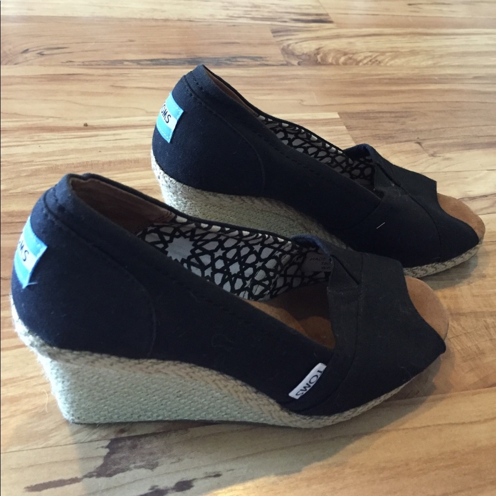 Women's black Toms wedge. Size 6.5.