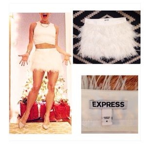 EXPRESS 🌸 White Ostrich Feather Skirt. Size 4.