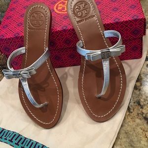 Tory Burch LeighAnne Flat Thong- Metallic Saffiono