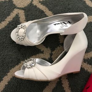 Brand new Touch of Nina formal wedges color ivory
