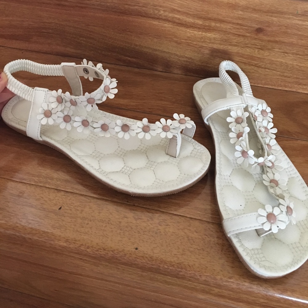Cute daisy sandals