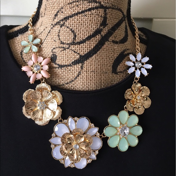 Jewelry - Perfect petals goldtone necklace