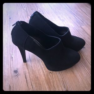 Nine West black suede heels