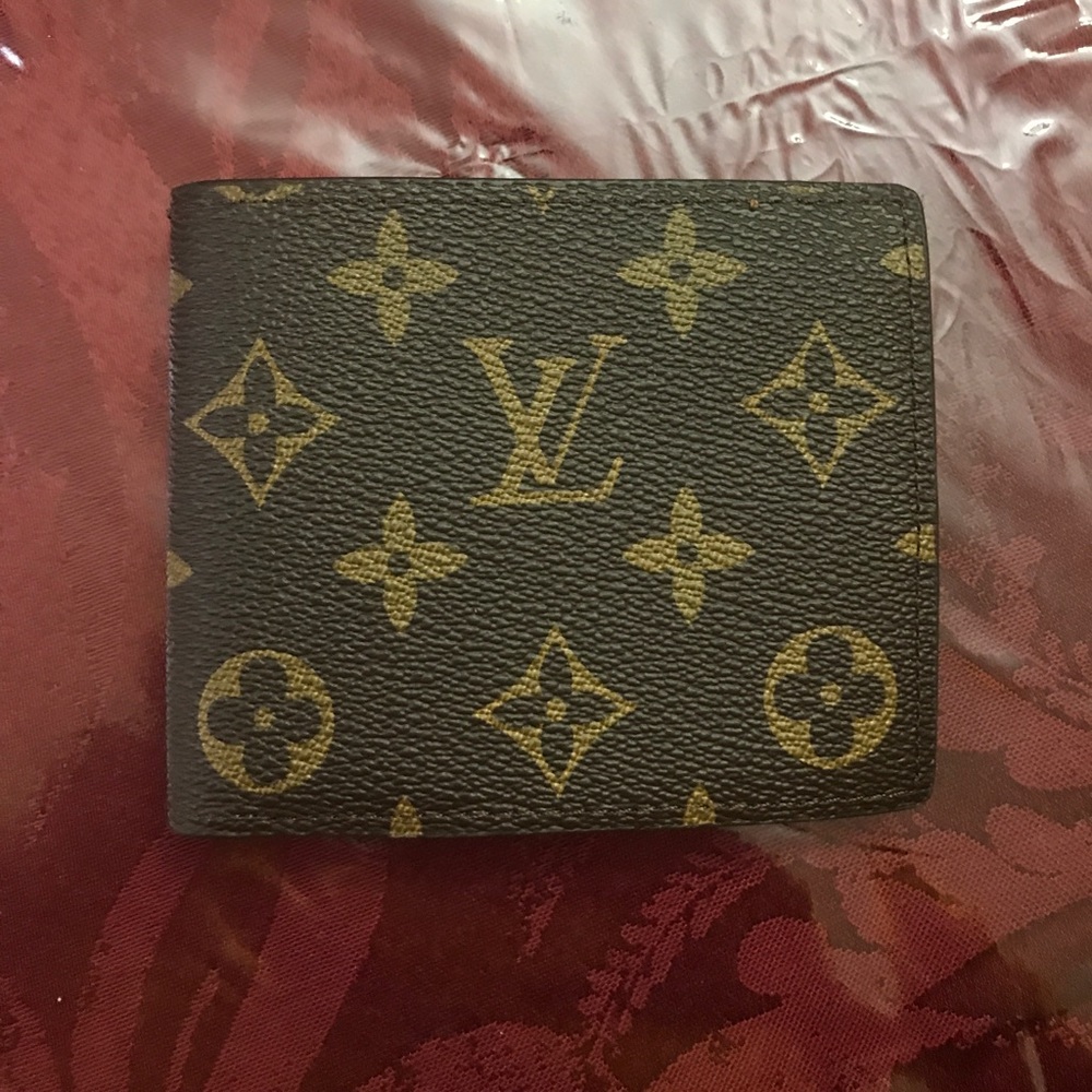 LV wallet comes with box