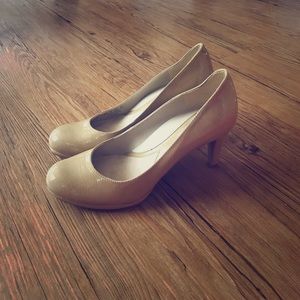 Naturalizer nude pumps