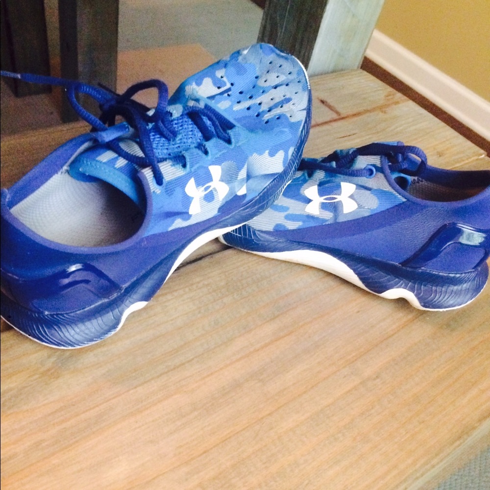 Size 5 under armour boys shoe