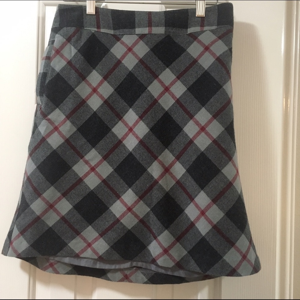Lovely classic plaid gray, black, red skirt size 6