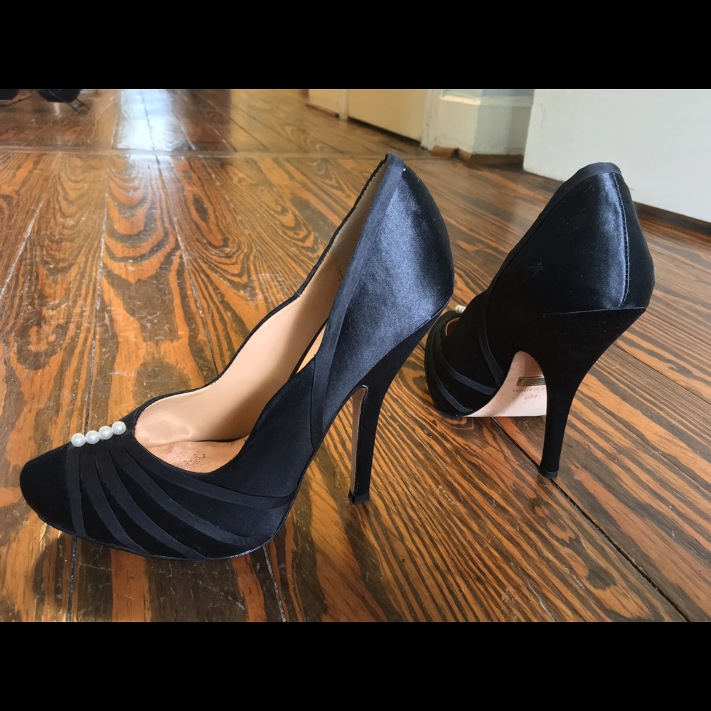 Badgley Mischka SIZE 6 Black Orphelia Pumps