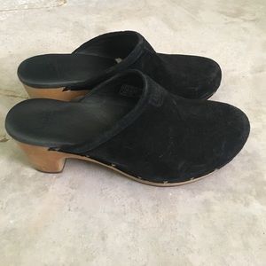 SOLD Ugg Kaylee Black Leather/Sheepskin Clogs 7