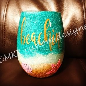 Beachin glittered wine glass