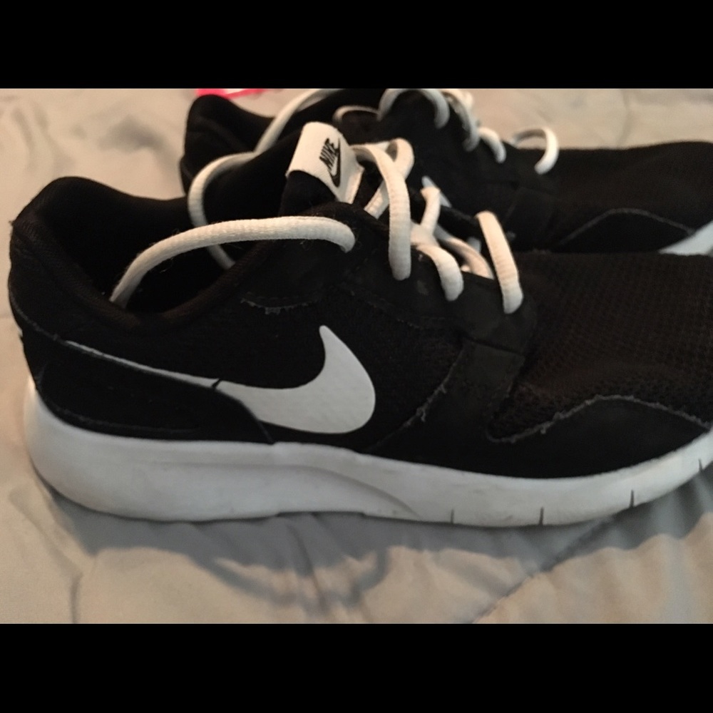 Nike Roshe shoes size 5.5 Youth