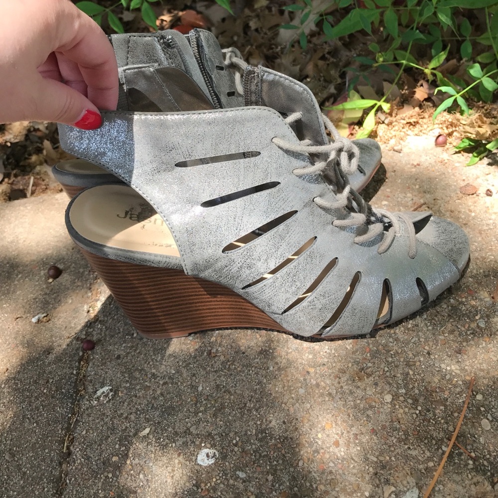 Lace super silver metallic wedge