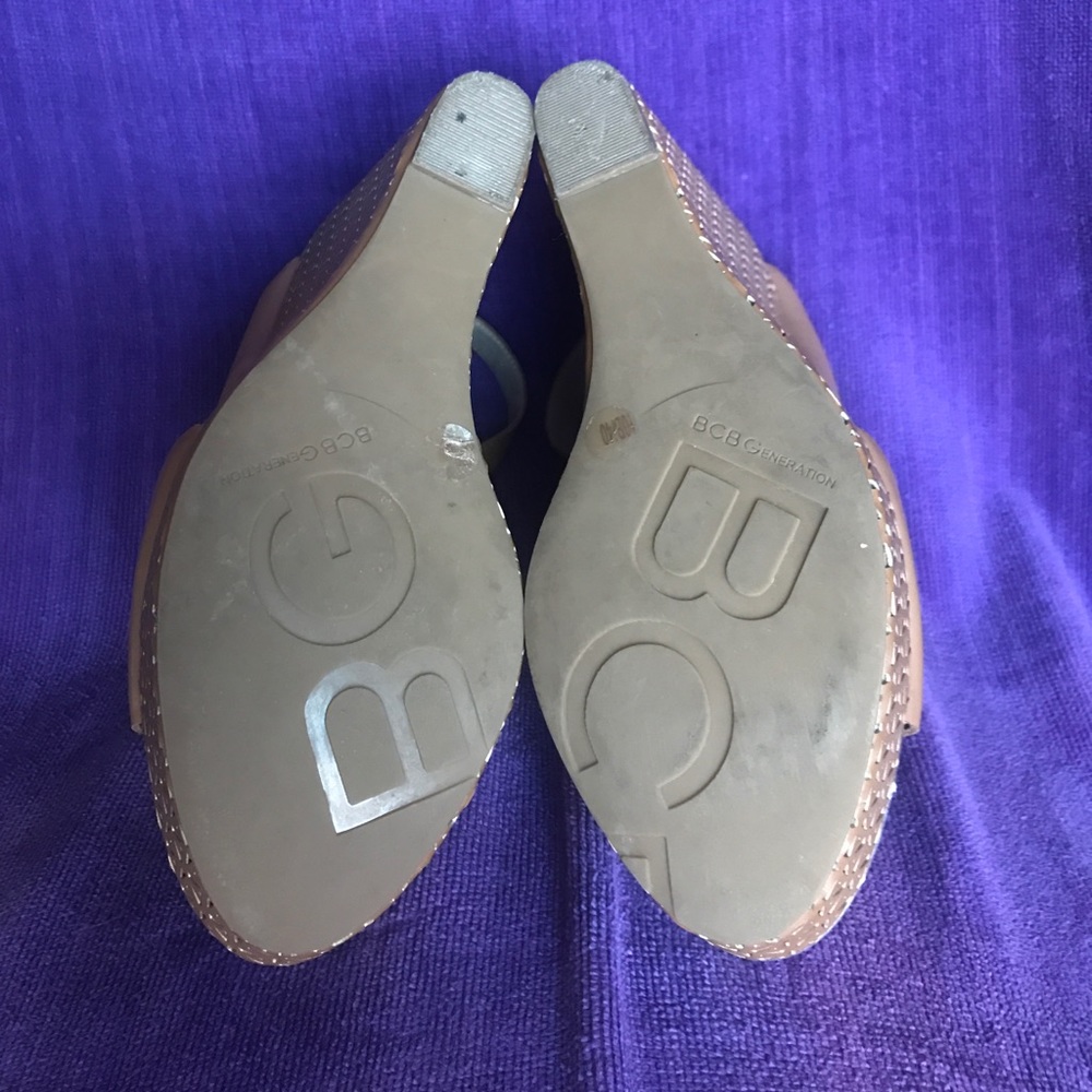 10 BCBG Laser Cut Beige & Silver Mayflower Wedges - Picture 6 of 7