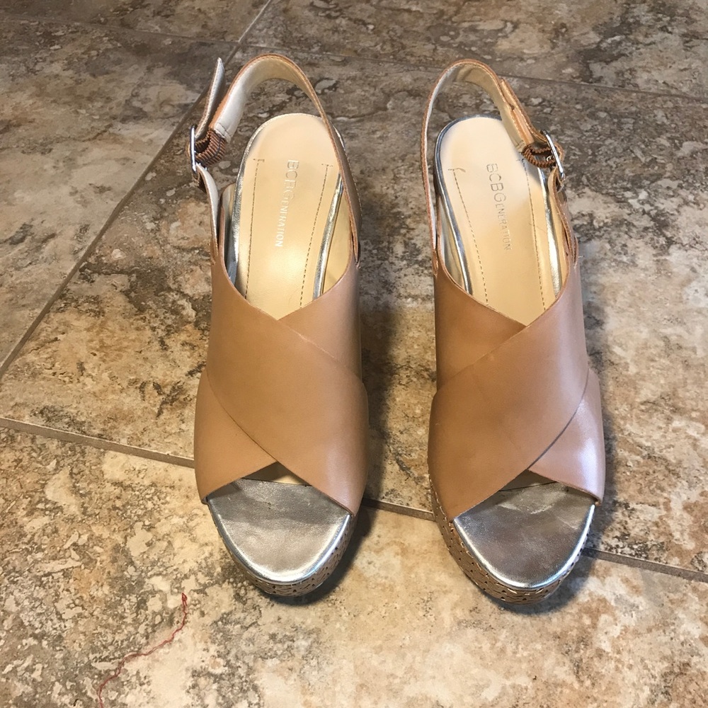 10 BCBG Laser Cut Beige & Silver Mayflower Wedges - Picture 2 of 7
