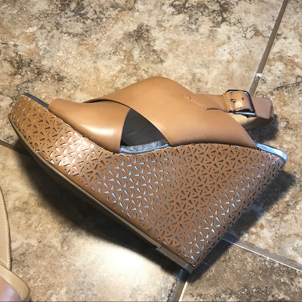 10 BCBG Laser Cut Beige & Silver Mayflower Wedges - Picture 4 of 7