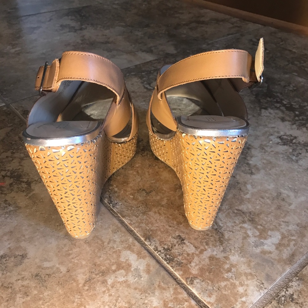 10 BCBG Laser Cut Beige & Silver Mayflower Wedges - Picture 3 of 7