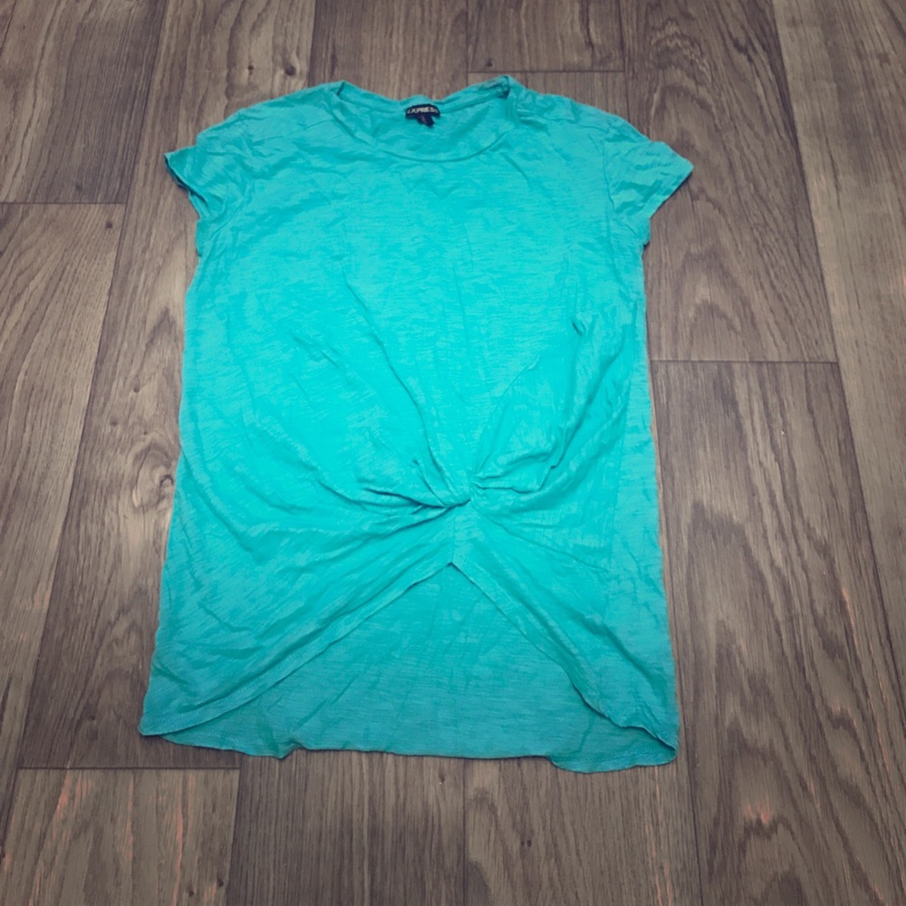 Express T-shirt with knotted front