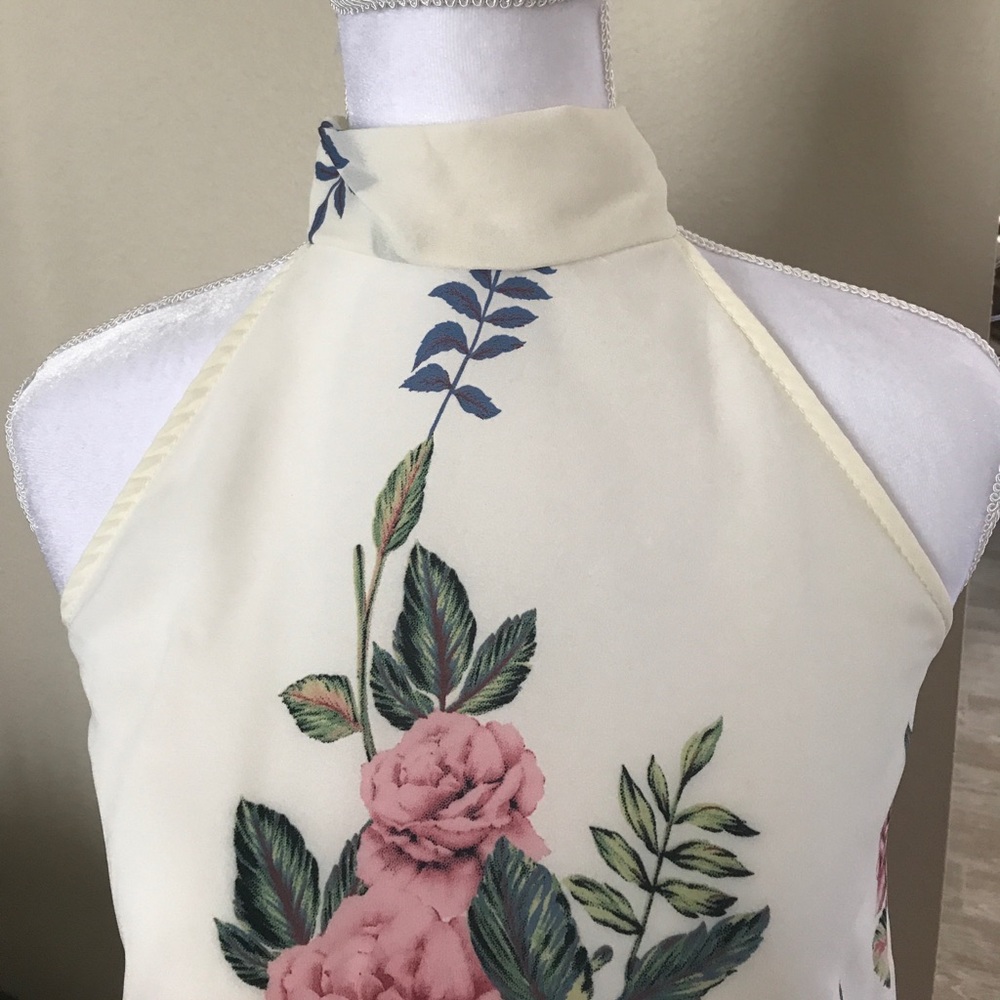 🍷HP!!!🍷 1 Left! Sz Sm Roses & Romance Halter Top - Picture 2 of 5