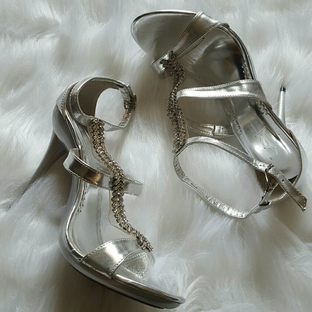 ONE HOUR SALE! 😱🎉🚨Beautiful Silver Heels