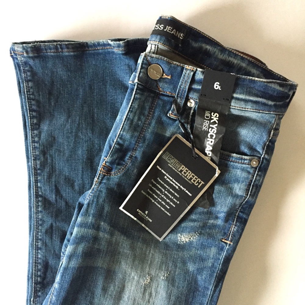 Express distressed Skyscraper mid rise jeans • 6L