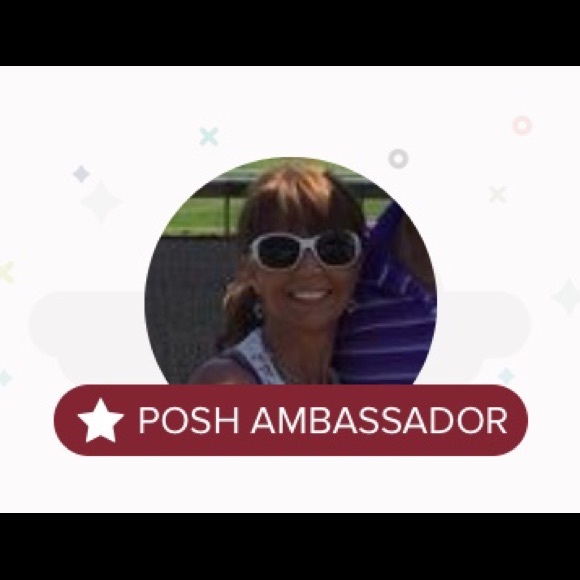 Meet your Posher, Joy 🌺Posh Ambassador🌺 - Picture 6 of 6