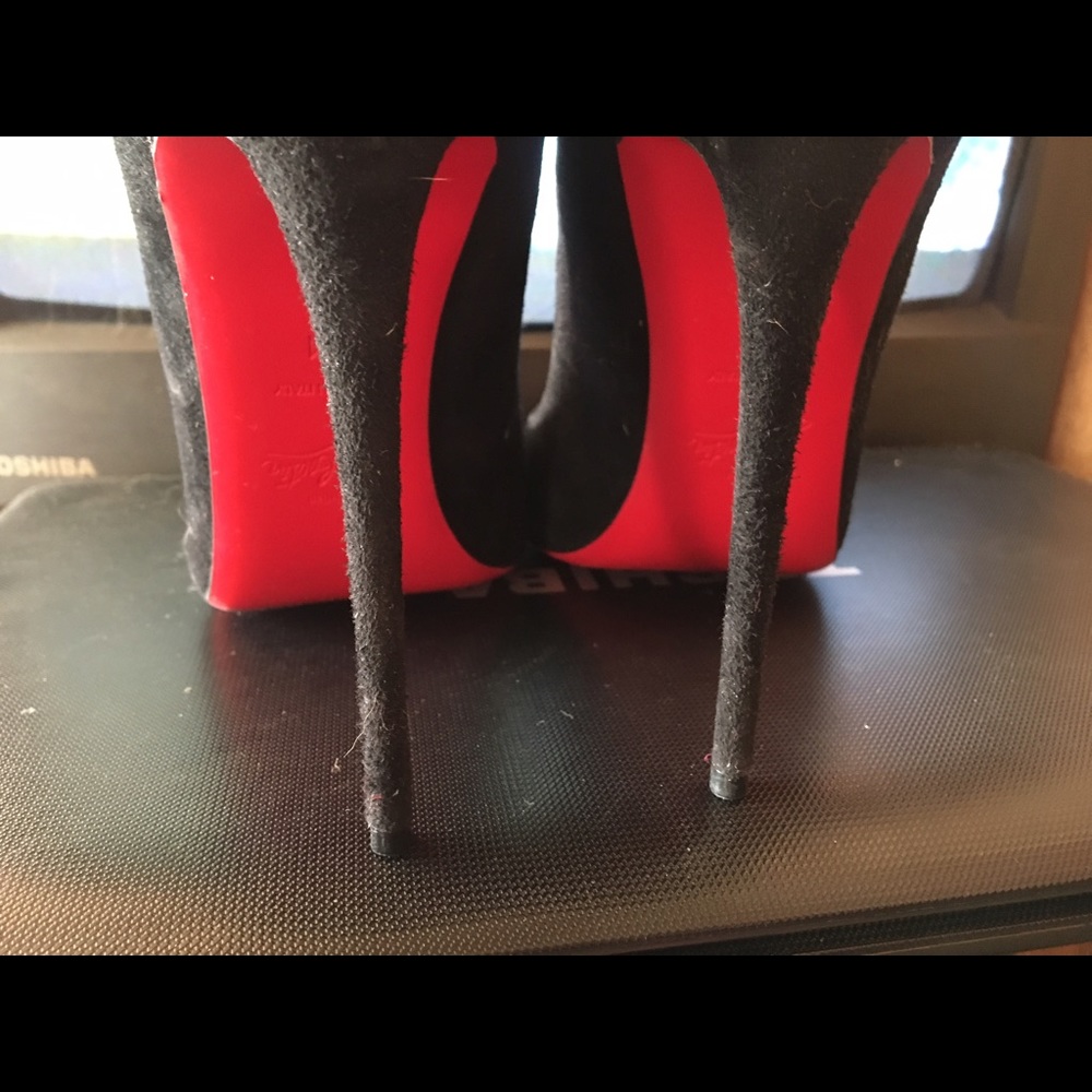 BEAUTIFUL LOUBOUTIN RED BOTTOM STILETTOS