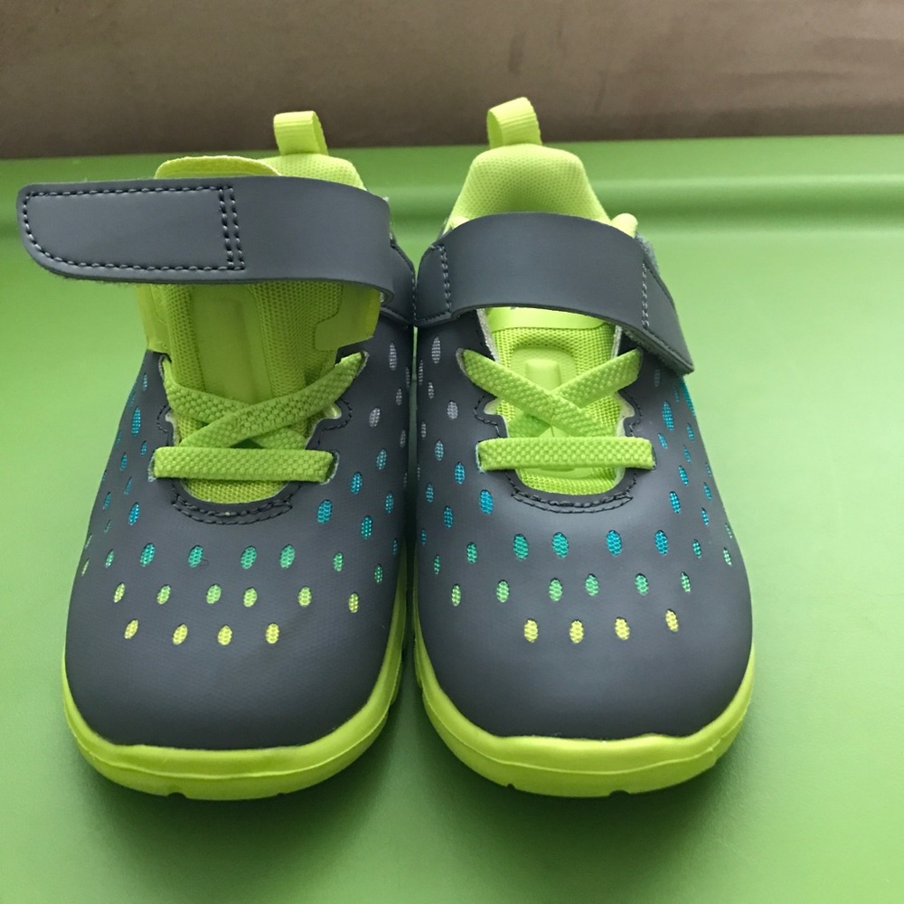 Toddler Nike shoe size 7C