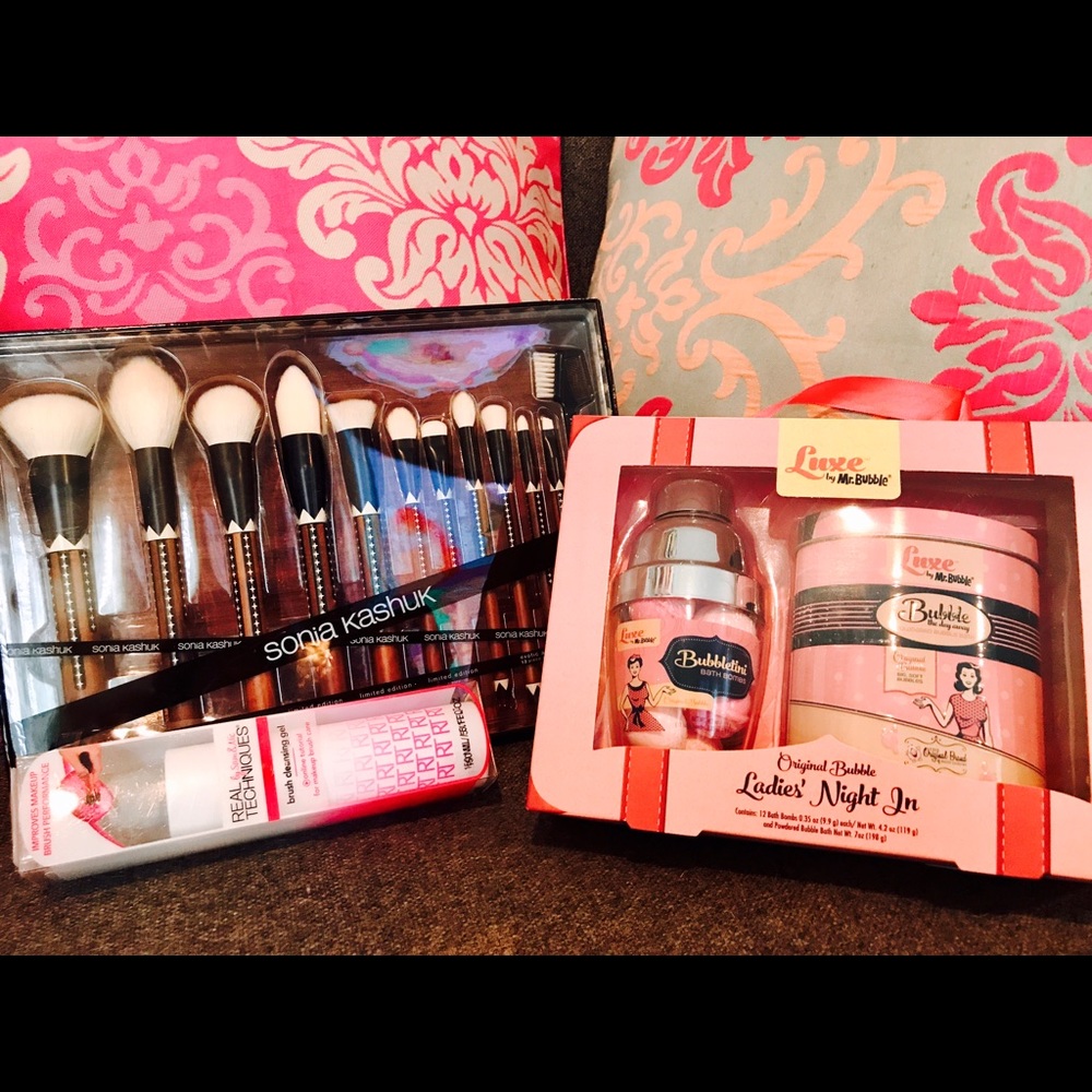 Set of brushes, brush cleaner, and a bubble bath