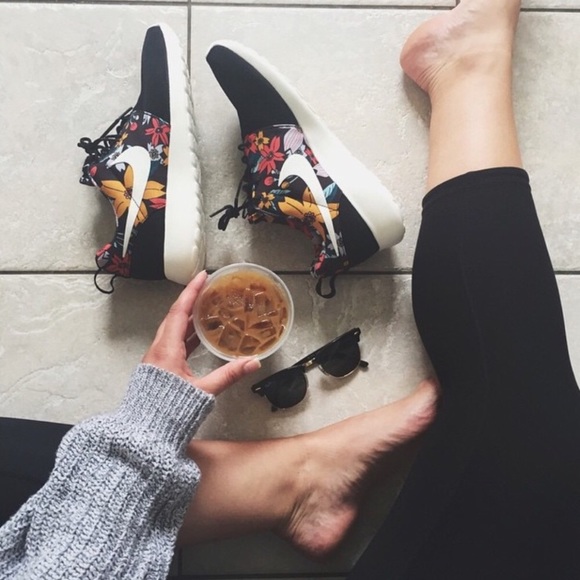 Nike Shoes - 1 HOUR SALE Floral Nike Roshe