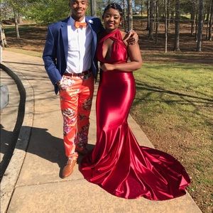 Fitted red prom dress. Long train. Multiway