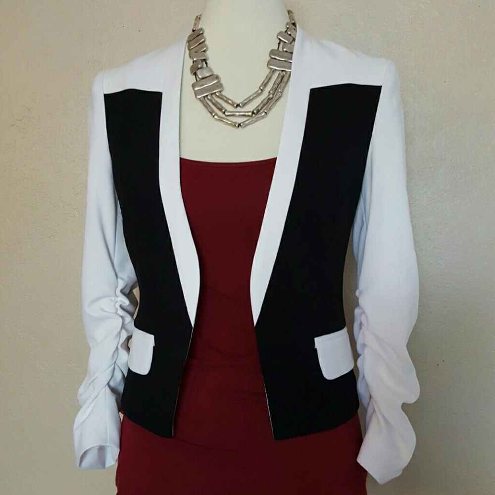 NWOT Super flattering black and white blazer