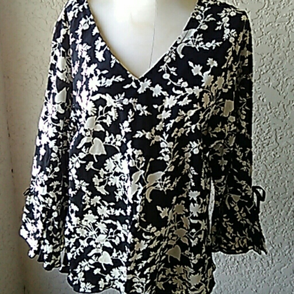 Carlie's court top size L