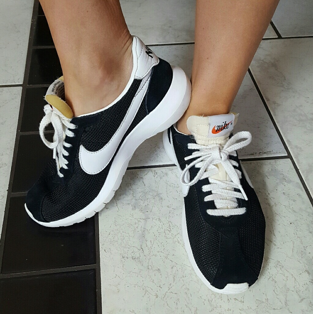 NIKE ROSHE LD worn once