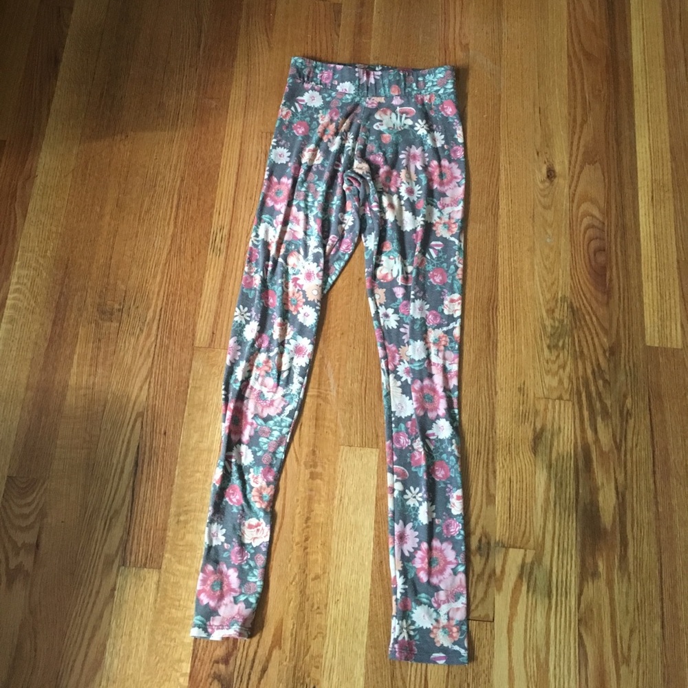 Ultra soft and comfy, vibrant floral leggings.