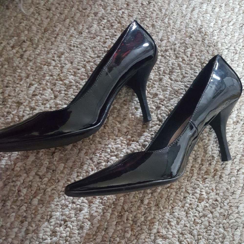 NWOT Calvin Klein patent pumps