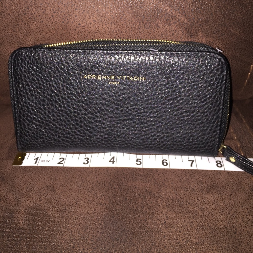 Adrienne Vittadini Charging Wristlet (NWOT)