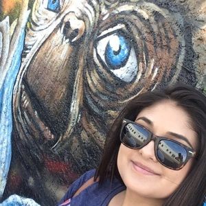 Meet your Posher, Laura