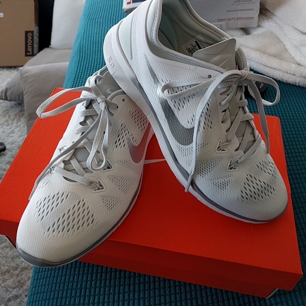 White nike sneakers with silver size 8