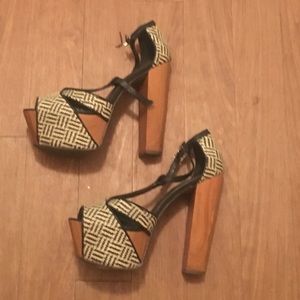 Jessica Simpson platform heel size 7
