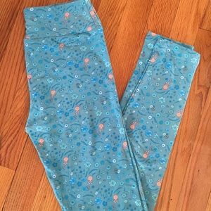 New Lularoe OS leggings.
