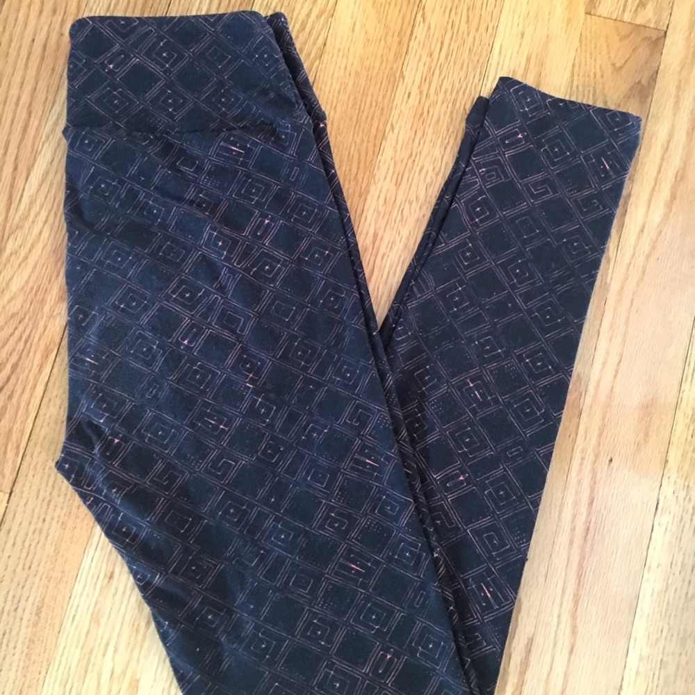 OS Lularoe leggings.