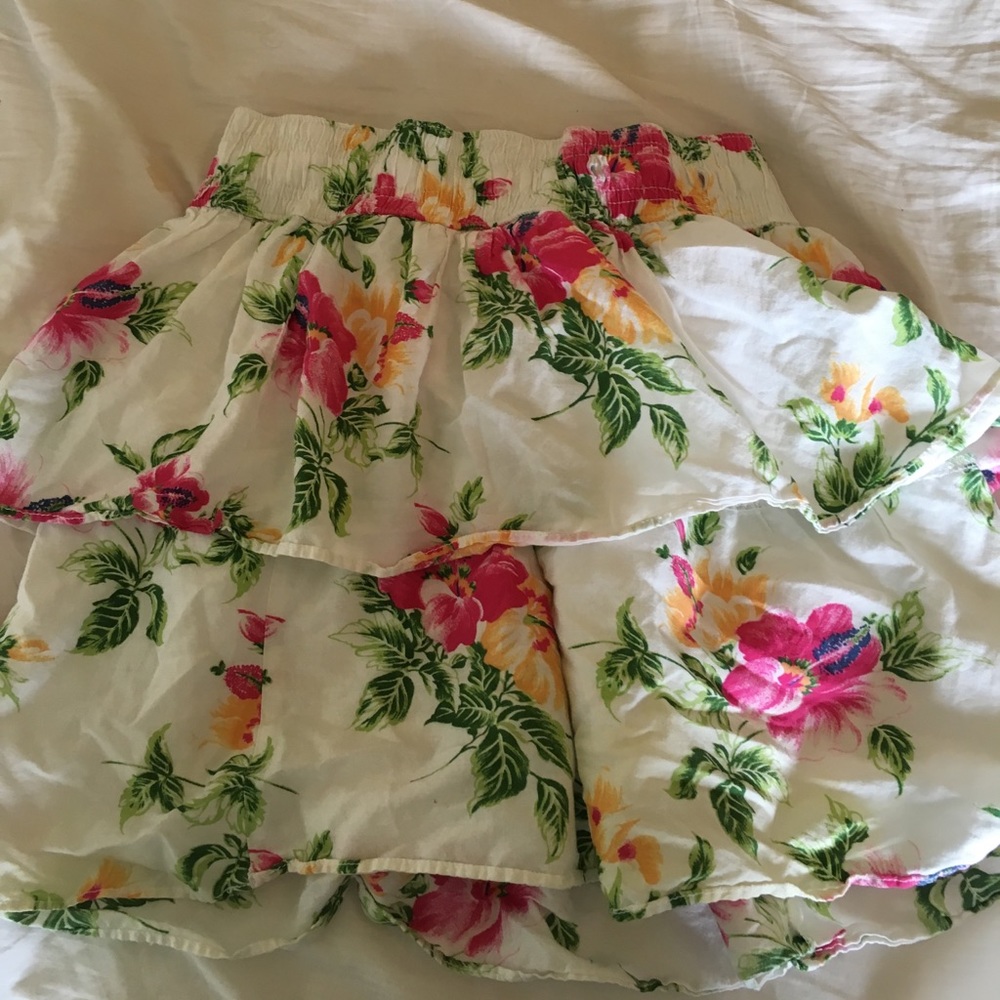 cute Hollister floral short skirt