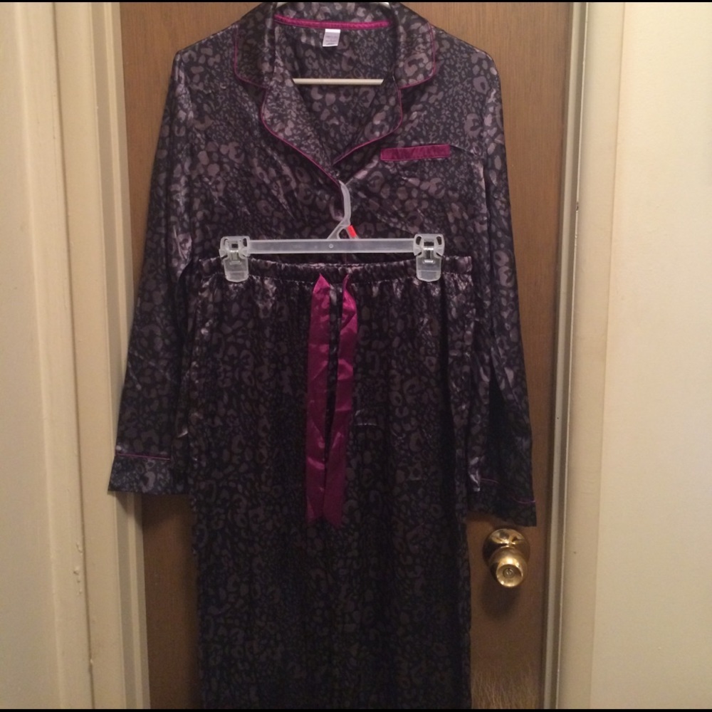 Jennifer Lopez silky 2 piece pj set
