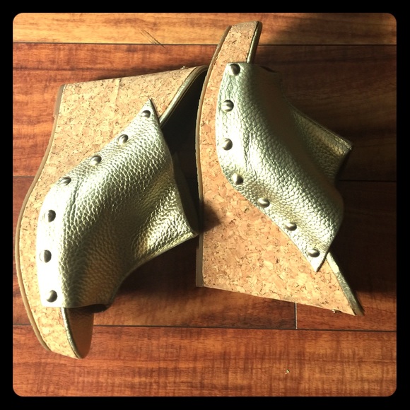 Michael Kor wedges size 91/2 like new gold color - Picture 2 of 4