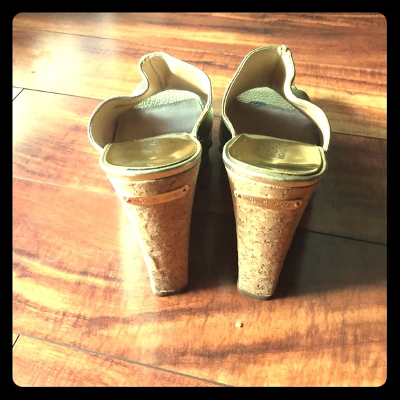 Michael Kor wedges size 91/2 like new gold color - Picture 3 of 4