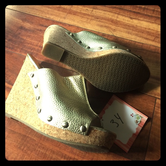 Michael Kor wedges size 91/2 like new gold color - Picture 4 of 4