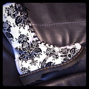 Gorgeous white and black pattern tall boot boots!