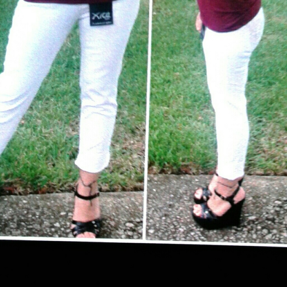 Only 1 left size 9 White Cropped Jeans