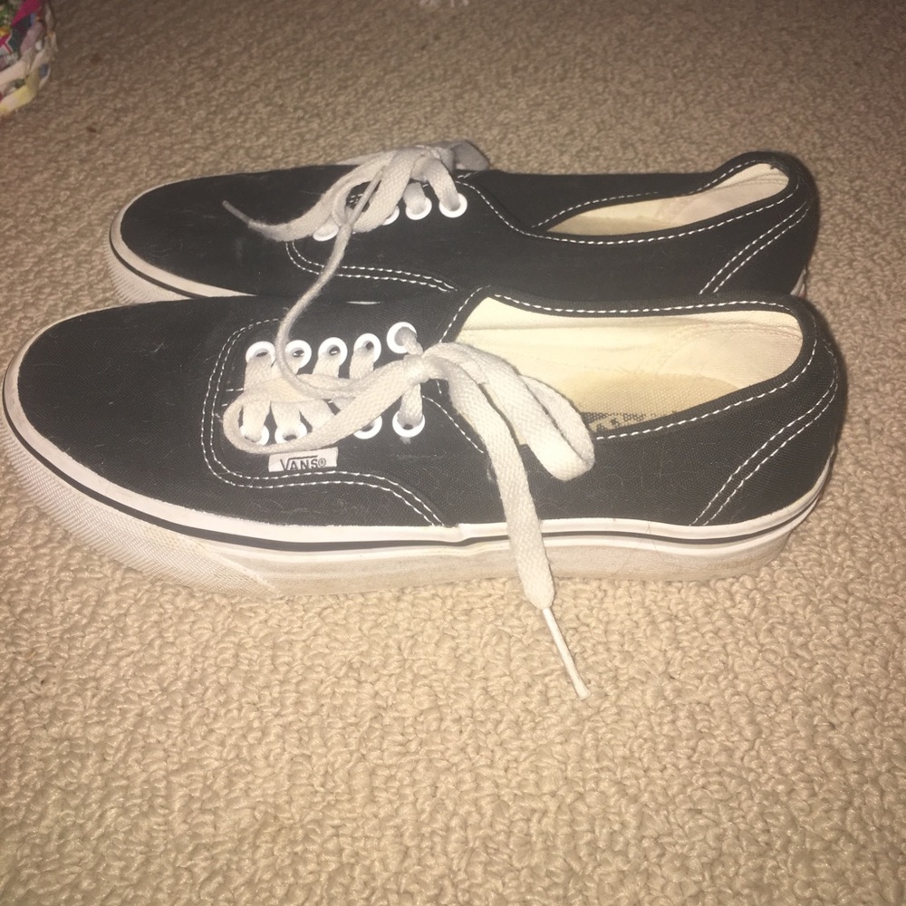 Black Vans skate shoes
